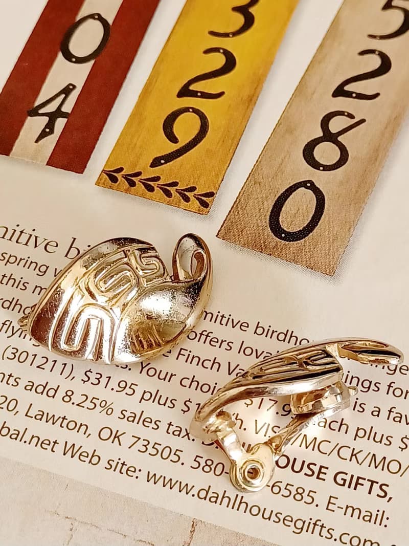 vintage jewelry  MONET古董裝飾圖騰夾式耳環