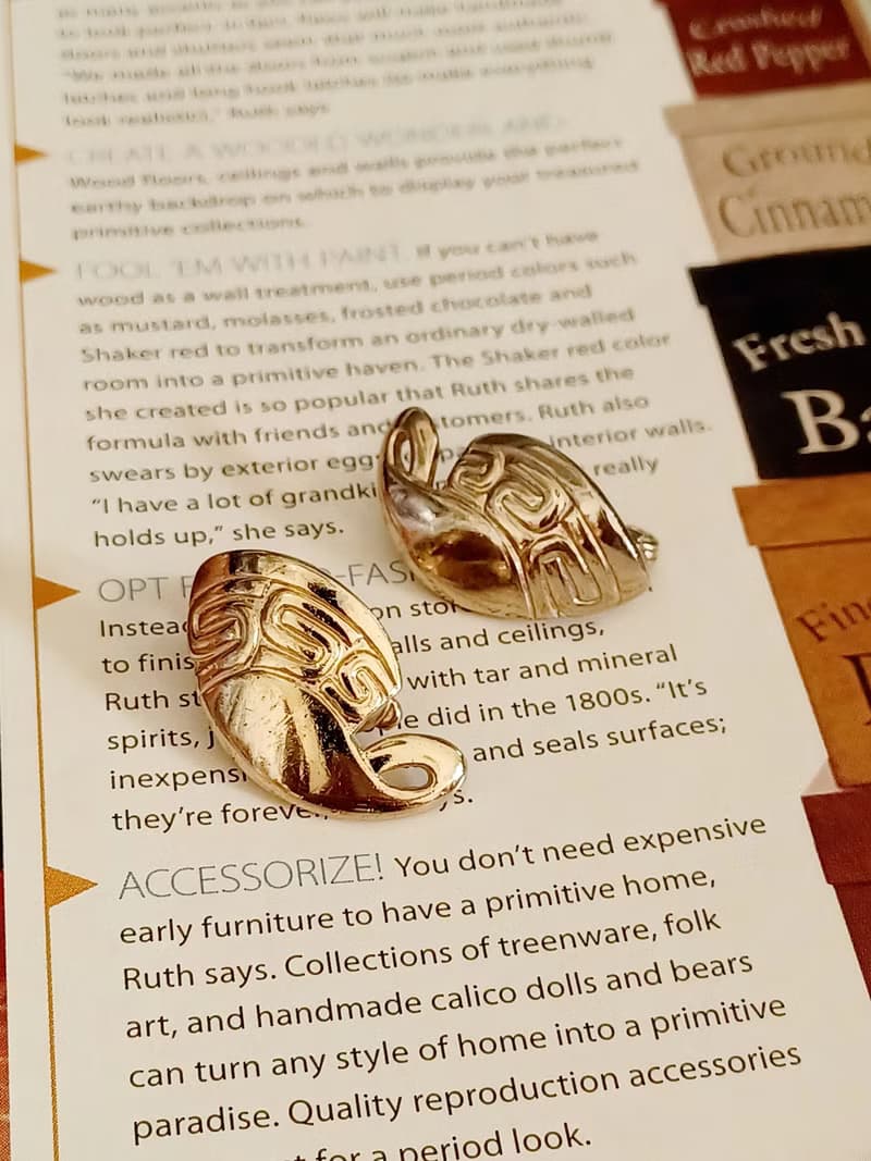 vintage jewelry  MONET古董裝飾圖騰夾式耳環