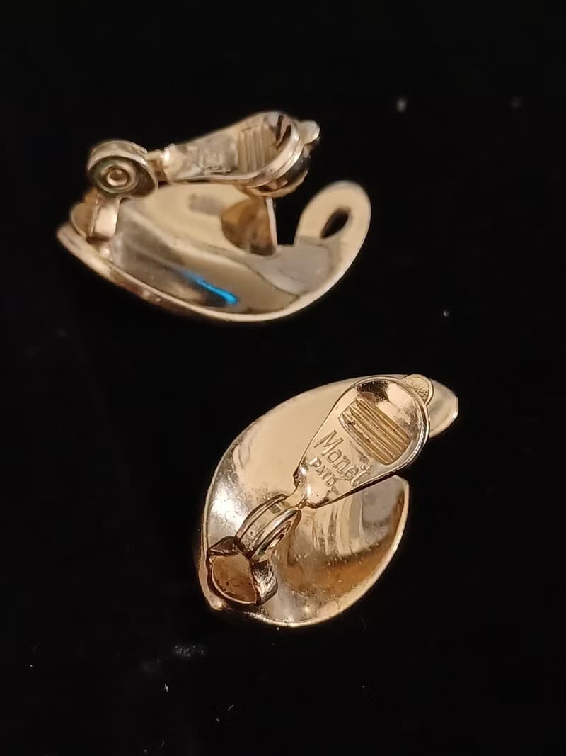 vintage jewelry  MONET古董裝飾圖騰夾式耳環
