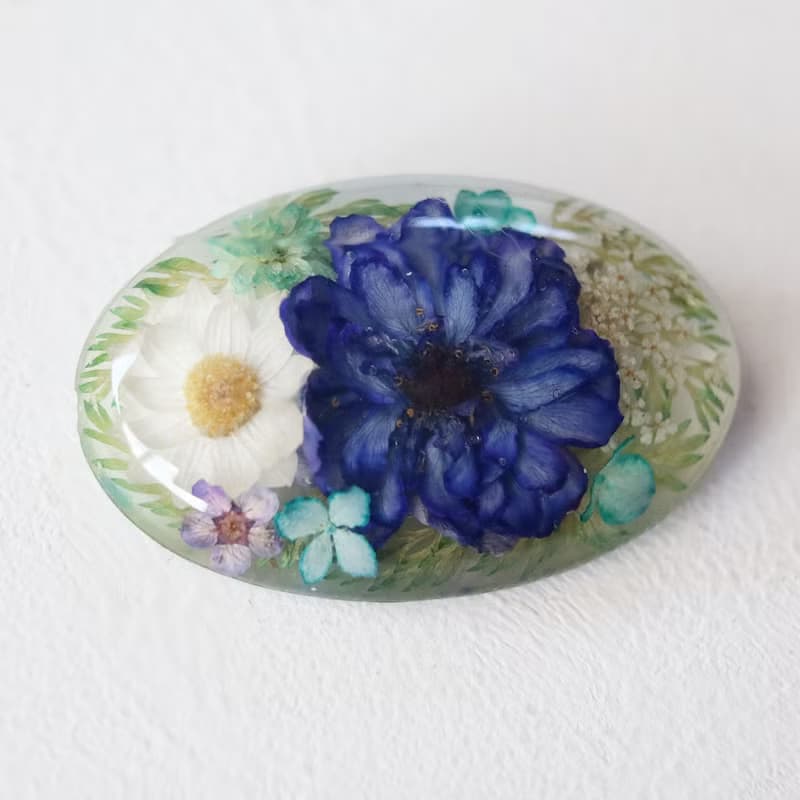 - ramillete 小さな花束 -青バラと花かんざしのブローチ　オーバル型