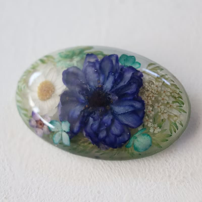 - ramillete 小さな花束 -青バラと花かんざしのブローチ　オーバル型