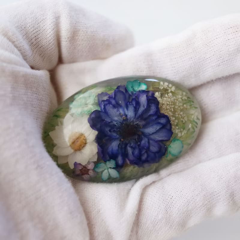 - ramillete 小さな花束 -青バラと花かんざしのブローチ　オーバル型