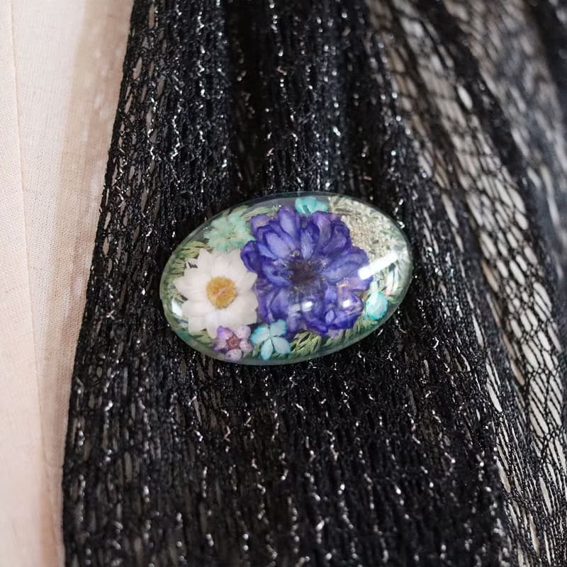 - ramillete 小さな花束 -青バラと花かんざしのブローチ　オーバル型