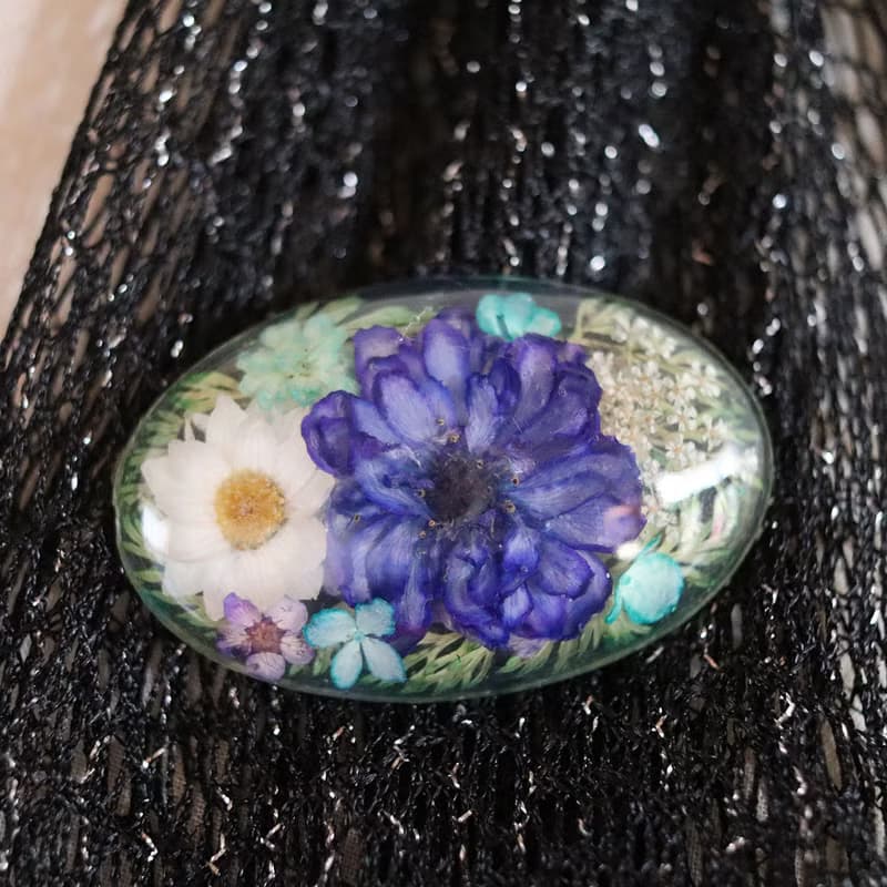 - ramillete 小さな花束 -青バラと花かんざしのブローチ　オーバル型