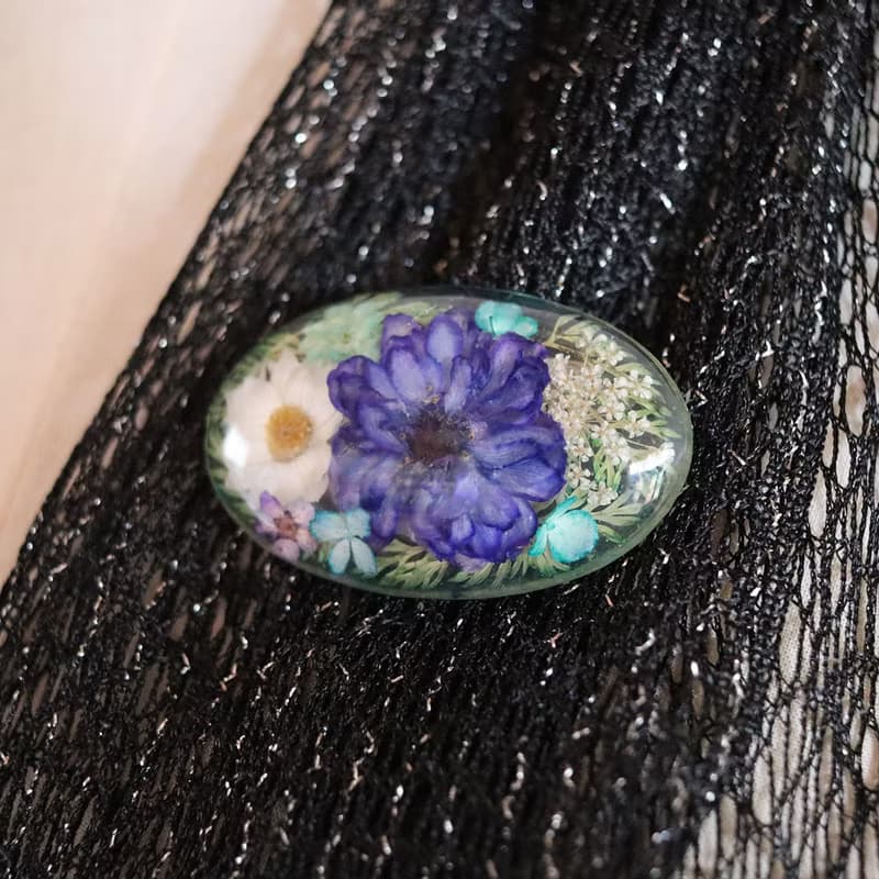- ramillete 小さな花束 -青バラと花かんざしのブローチ　オーバル型