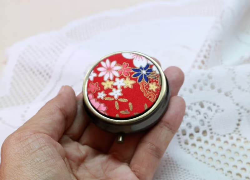 紅底花 古銅款 圓形 分格藥盒 迷你 隨身攜帶 小物 收納盒 藥盒