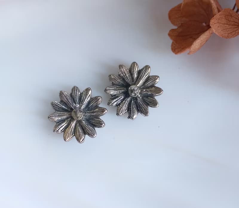 Vintage Jewelry 西洋古董飾品 小巧 小雛菊 小花卉 針式耳環