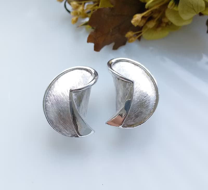 Vintage Jewelry 西洋古董飾品 TRIFARI 銀色調 簡約 夾式耳環