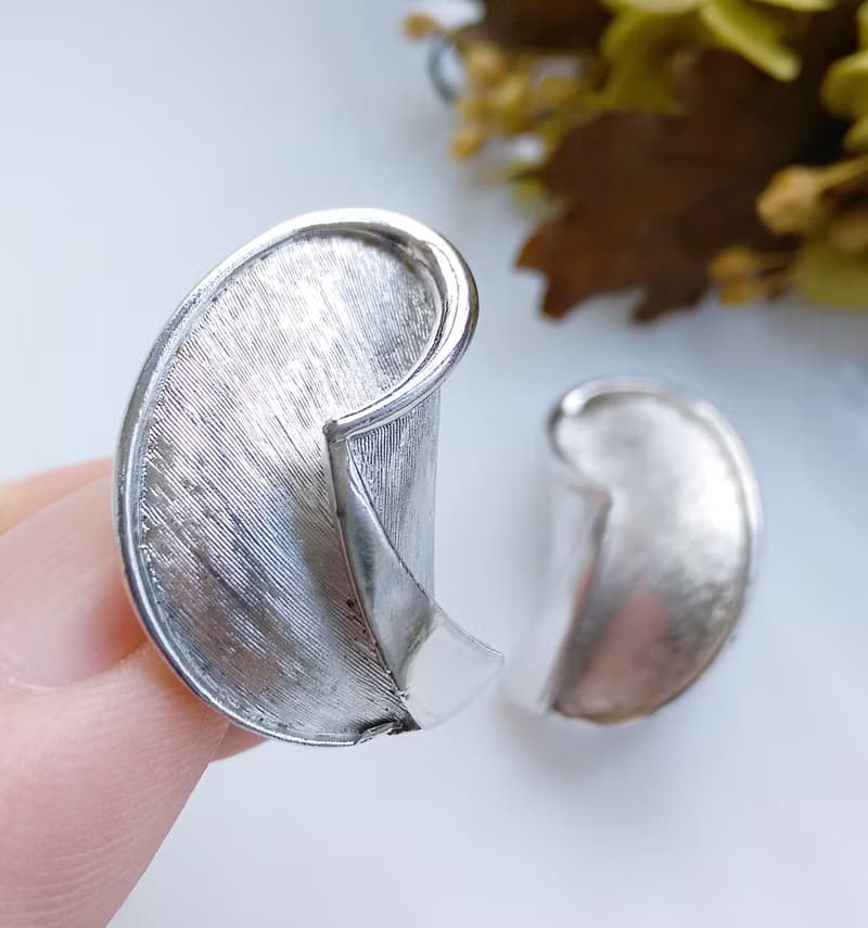 Vintage Jewelry 西洋古董飾品 TRIFARI 銀色調 簡約 夾式耳環