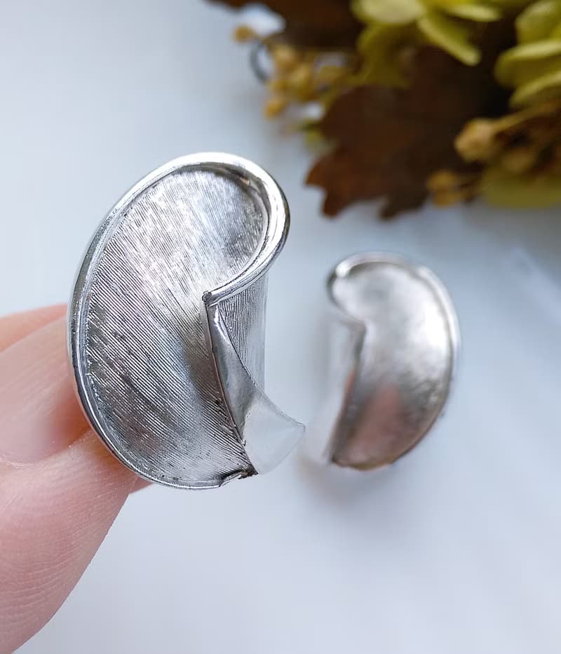 Vintage Jewelry 西洋古董飾品 TRIFARI 銀色調 簡約 夾式耳環