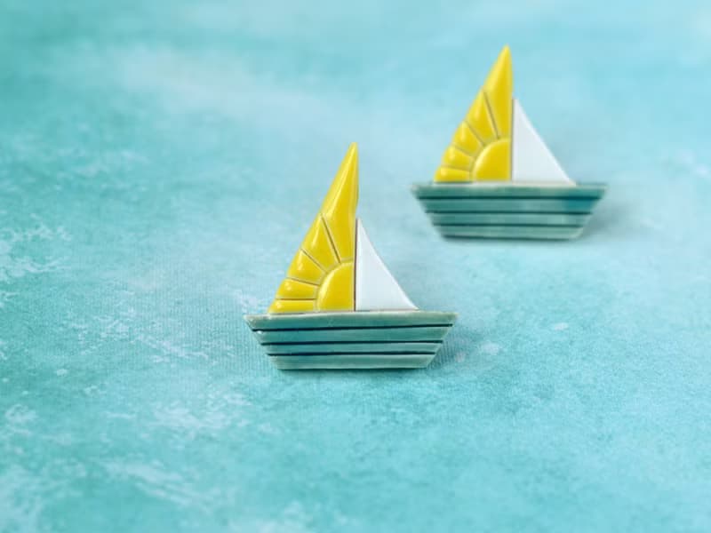Ceramic sailing boat pin