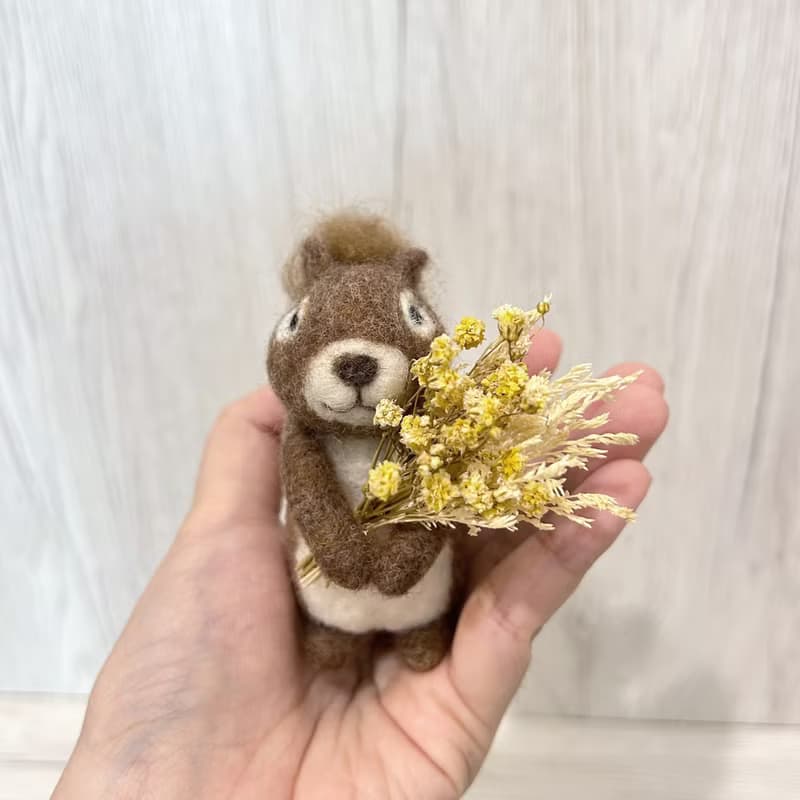 拿花小松鼠  羊毛氈娃娃  療癒 送禮  乾燥花