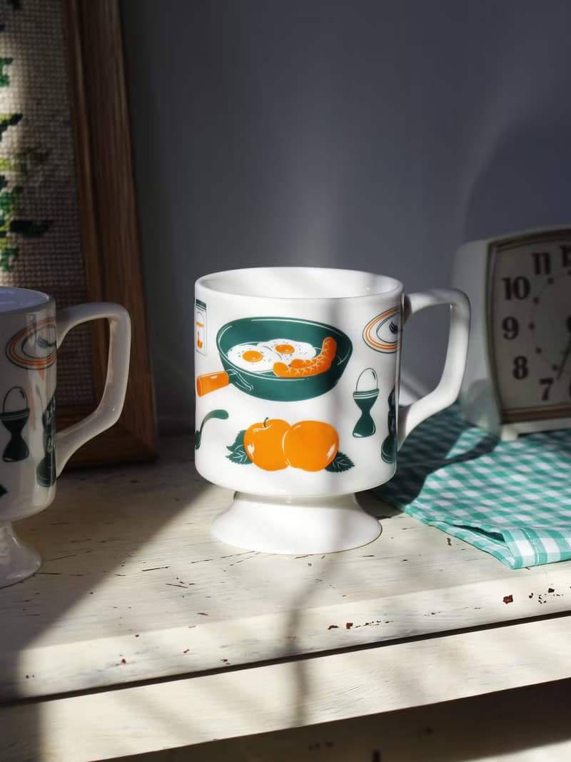 1537 FOOTED MUG CUP