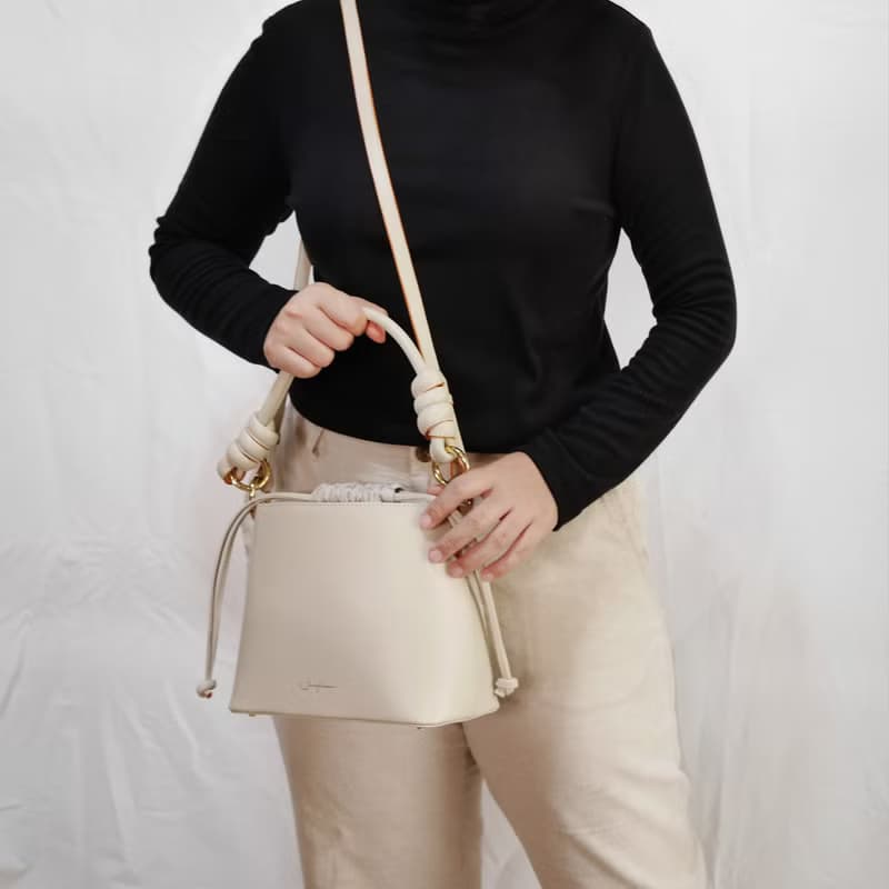 Fuji Bucket Bag 真皮斜背水桶包  / Vanilla Caramel 奶油色