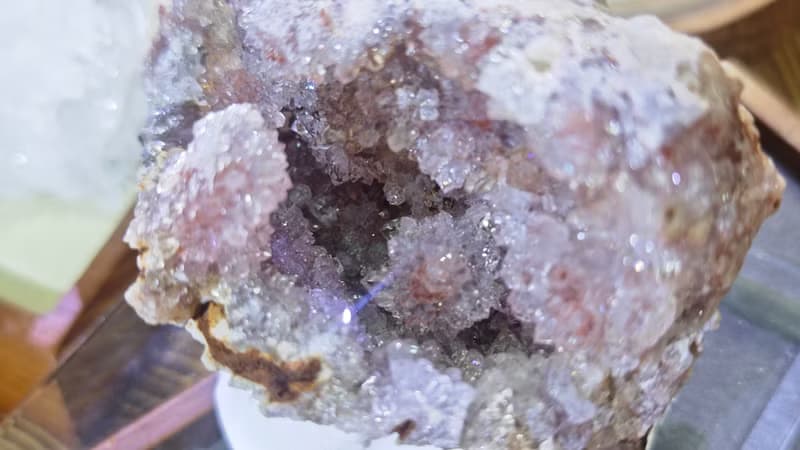 天然粉紅色紫晶晶簇|異爆晶洞|閃閃鑽石的水晶|含水晶座