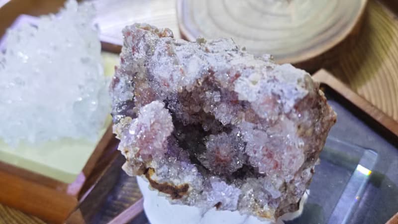 天然粉紅色紫晶晶簇|異爆晶洞|閃閃鑽石的水晶|含水晶座