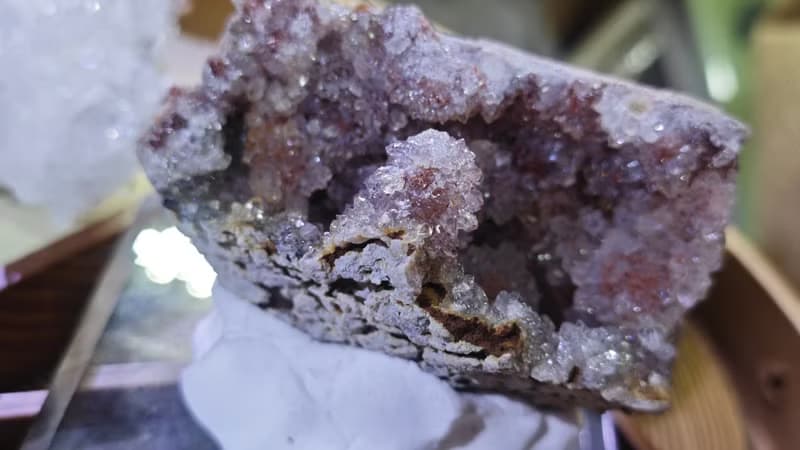 天然粉紅色紫晶晶簇|異爆晶洞|閃閃鑽石的水晶|含水晶座