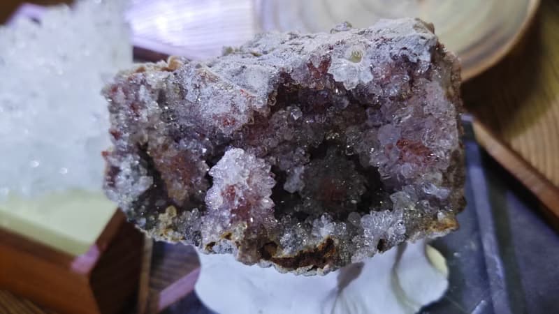 天然粉紅色紫晶晶簇|異爆晶洞|閃閃鑽石的水晶|含水晶座