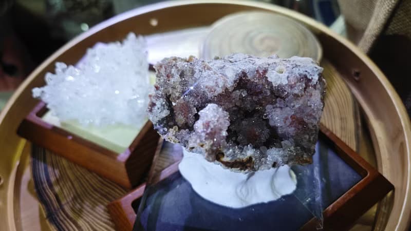 天然粉紅色紫晶晶簇|異爆晶洞|閃閃鑽石的水晶|含水晶座
