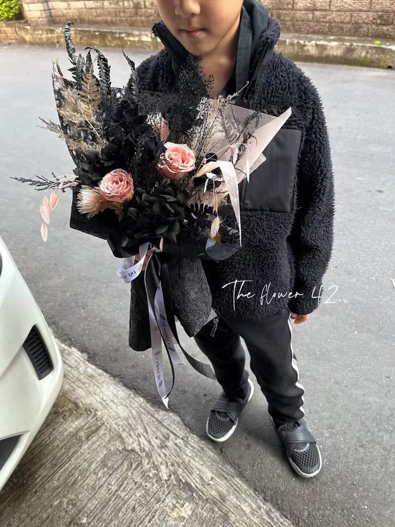 /The flower 42 情人節永生黑粉花束中