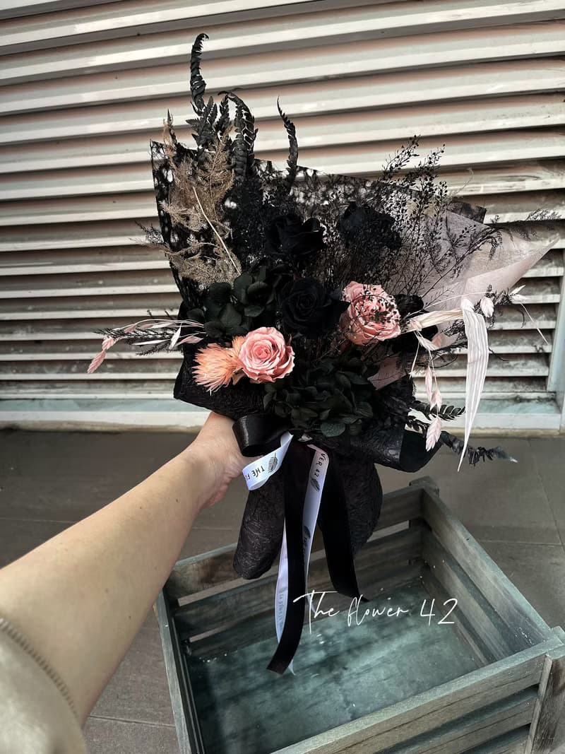 /The flower 42 情人節永生黑粉花束中