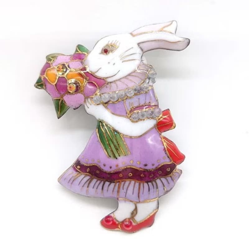 洋風白うさぎ(藤色のドレスと花束)の七宝焼ブローチ