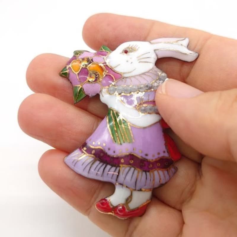 洋風白うさぎ(藤色のドレスと花束)の七宝焼ブローチ