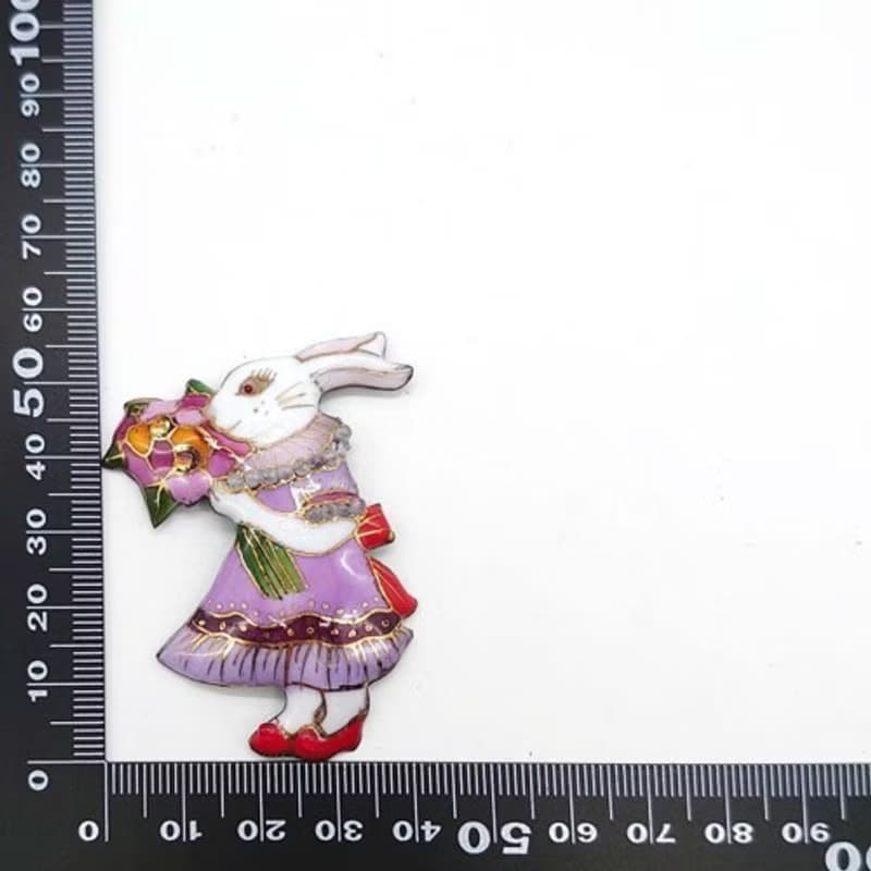 洋風白うさぎ(藤色のドレスと花束)の七宝焼ブローチ