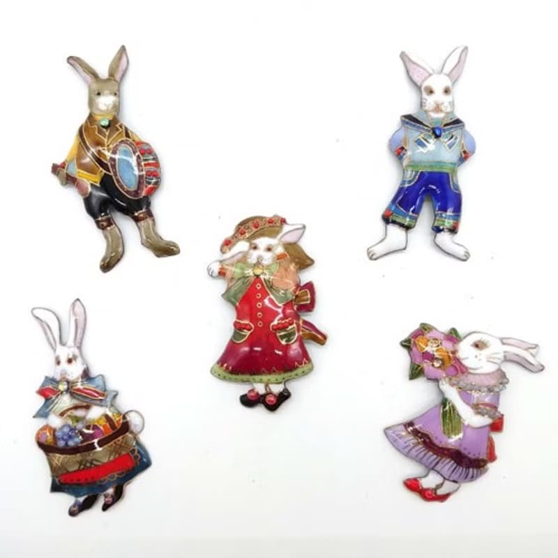 洋風白うさぎ(藤色のドレスと花束)の七宝焼ブローチ