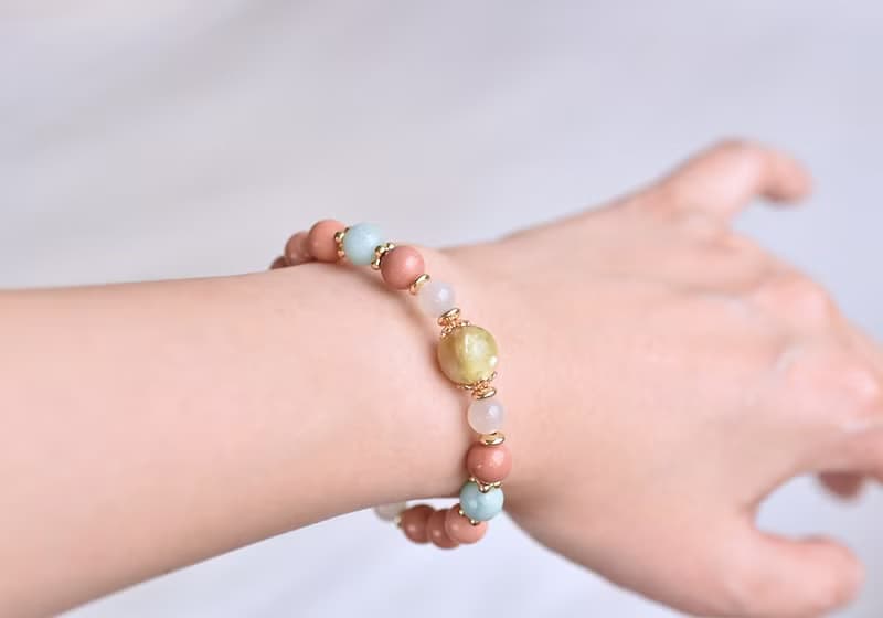 粉橘阿拉善瑪瑙+鋰雲母+月光石+天河石黃銅鍍金水晶手鍊