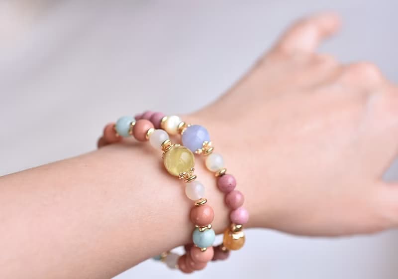 粉橘阿拉善瑪瑙+鋰雲母+月光石+天河石黃銅鍍金水晶手鍊