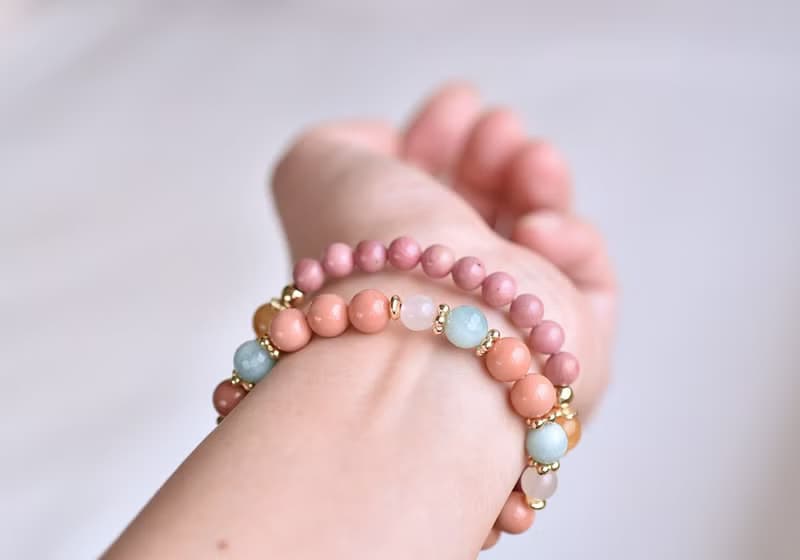 粉橘阿拉善瑪瑙+鋰雲母+月光石+天河石黃銅鍍金水晶手鍊