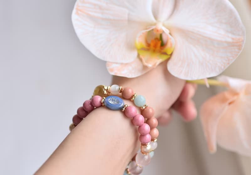 粉橘阿拉善瑪瑙+鋰雲母+月光石+天河石黃銅鍍金水晶手鍊