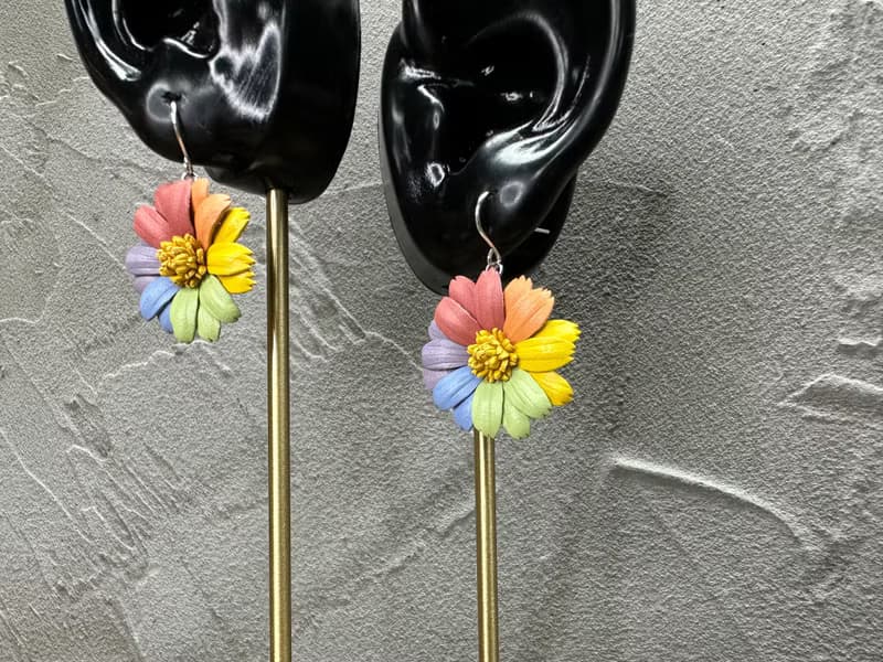 彩虹皮革雛菊耳環│耳針│耳鈎│耳夾【花】
