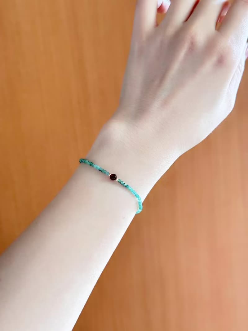 極細エメラルドのブレスレット 5月誕生石 伸縮性タイプ