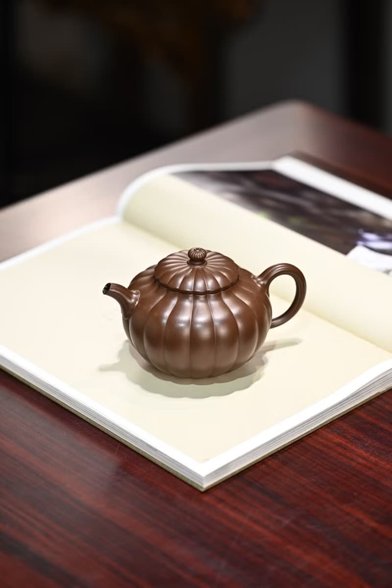 菊瓣 全手工容量250cc紫泥以圓融的菊瓣為造型壺鈕飾以筋紋