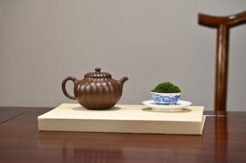 菊瓣 全手工容量250cc紫泥以圓融的菊瓣為造型壺鈕飾以筋紋