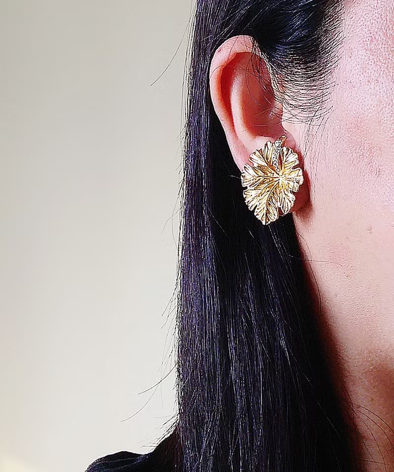 vintage jewelry 典雅金色闊葉萊茵 夾式耳環