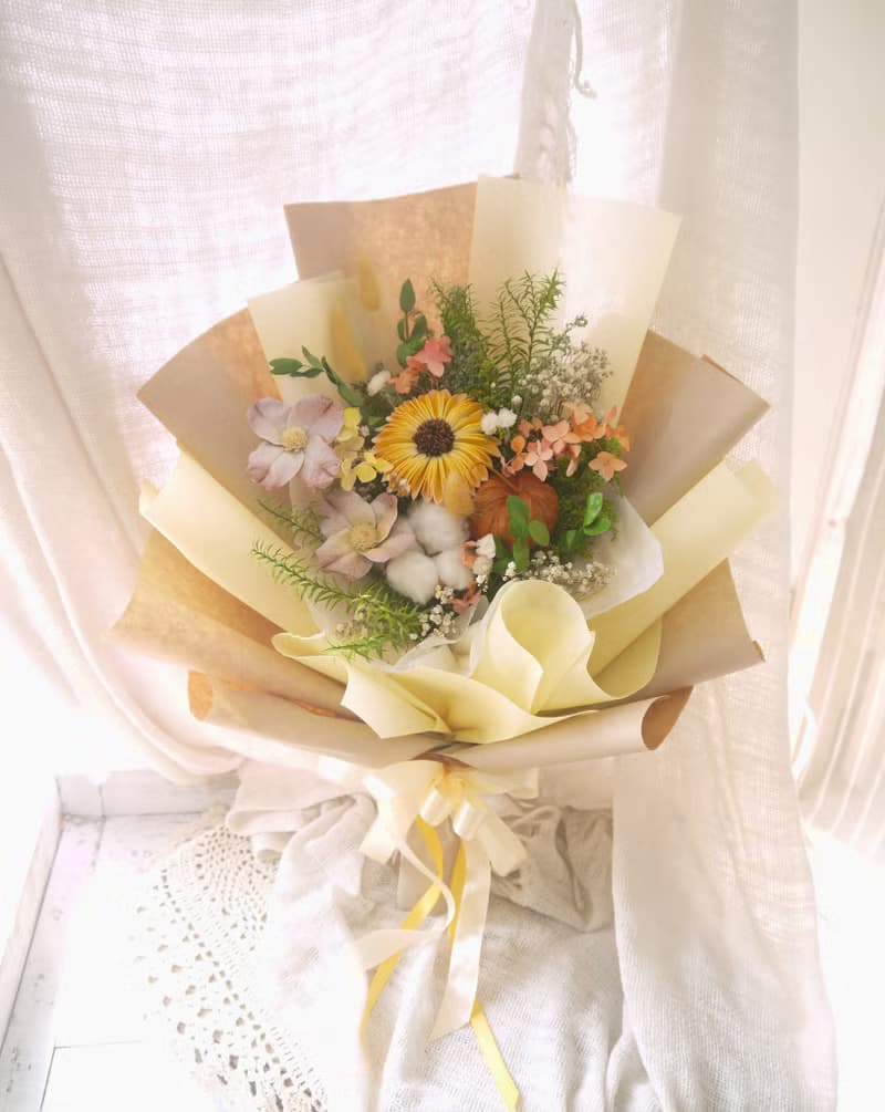 青春陽光 .黃色系.乾燥花.索拉花.永生花.情人節.畢業花束