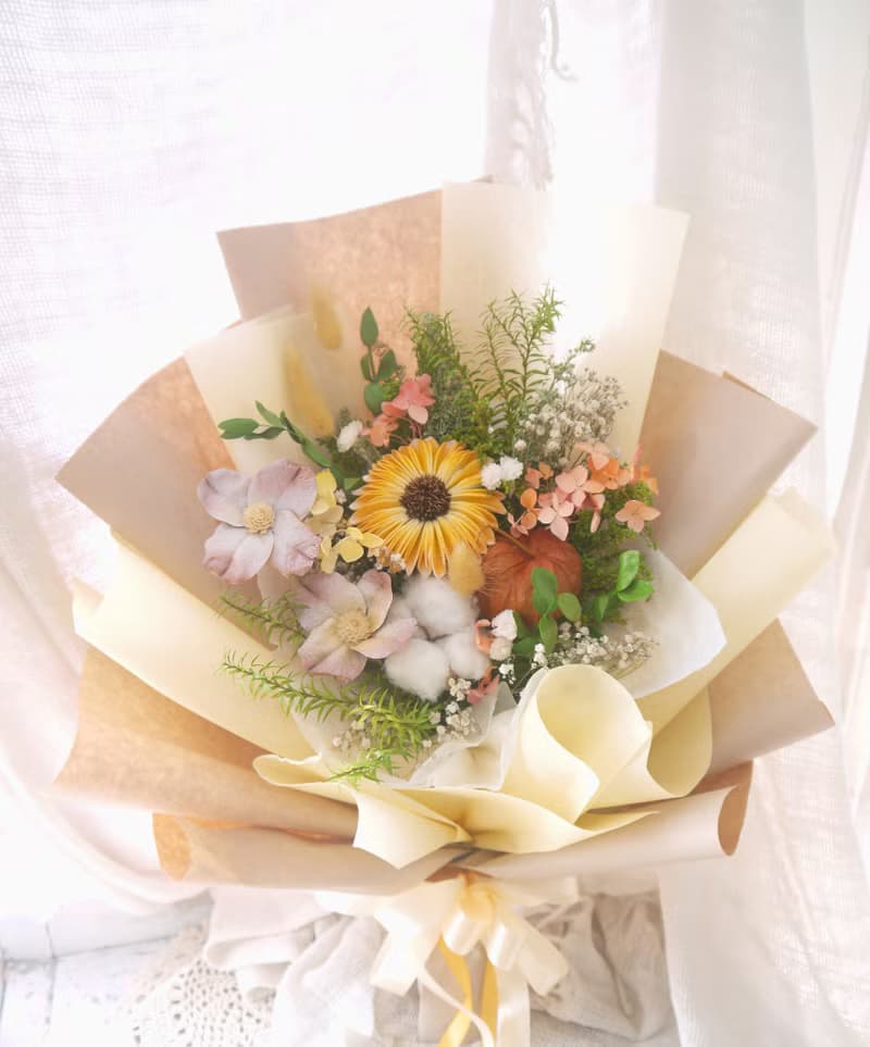 青春陽光 .黃色系.乾燥花.索拉花.永生花.情人節.畢業花束