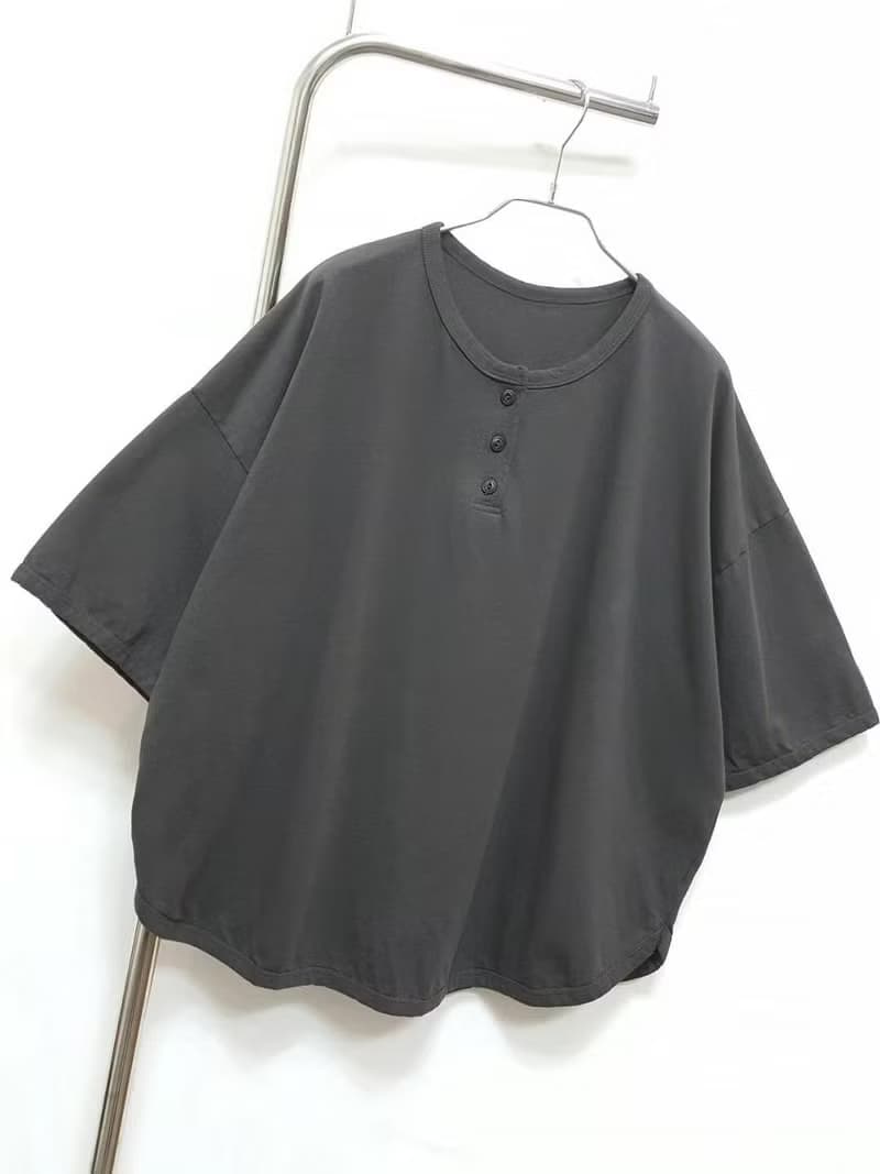小木偶三釦圓弧小寬TEE - 3色 - 咖色/灰色