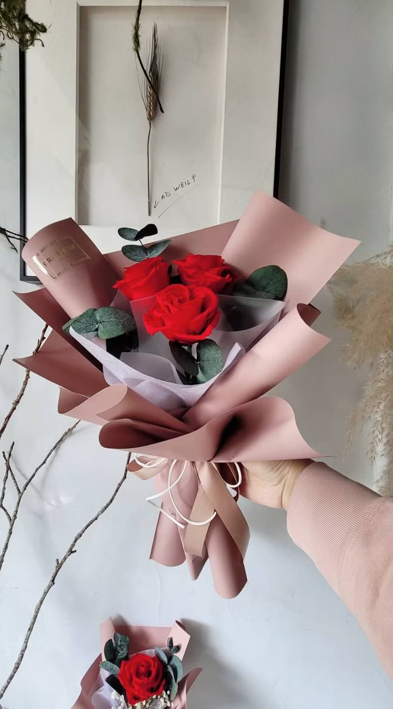 經典。永生紅玫瑰花束 。情人節花束 單支花束 白色情人節 生日花