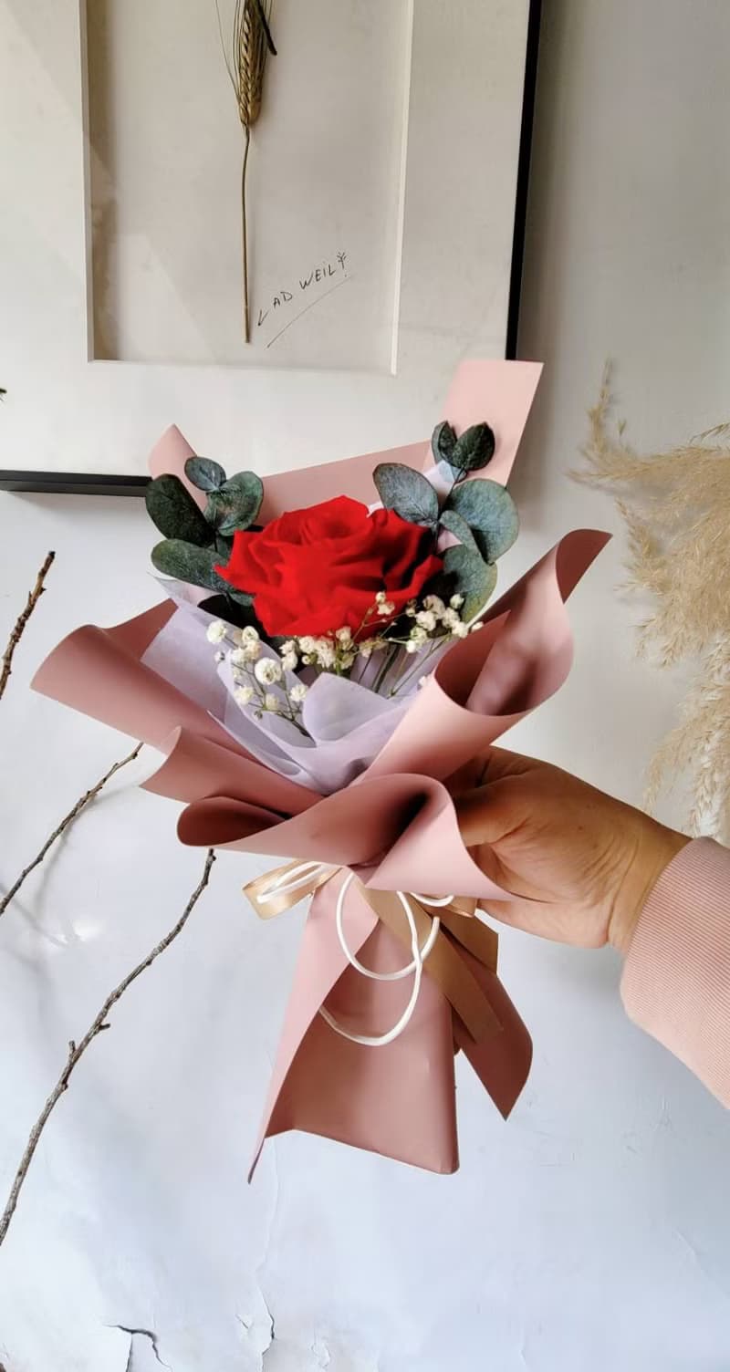 經典。永生紅玫瑰花束 。情人節花束 單支花束 白色情人節 生日花