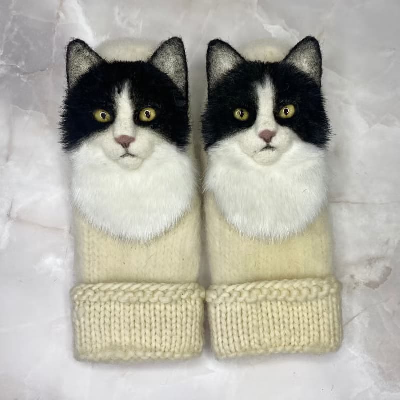 独特的手工猫头鹰连指手套。 温暖的羊毛妇女连指手套与猫头鹰。