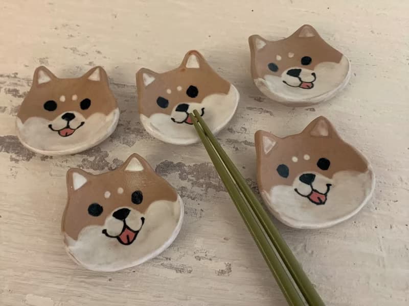 天然呆小黃柴造型筷架(售完再製款)_陶器筷架