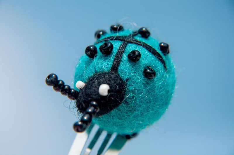 生日禮物 手作羊毛氈髮飾 動物髮夾 羊毛氈球髮夾-刺繡瓢蟲森林