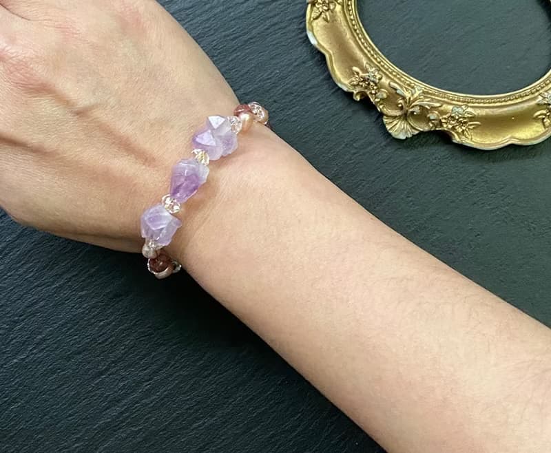 原礦紫晶骨幹 紫幽靈 草莓晶 淡水珍珠 白水晶 黃銅編織感手鍊