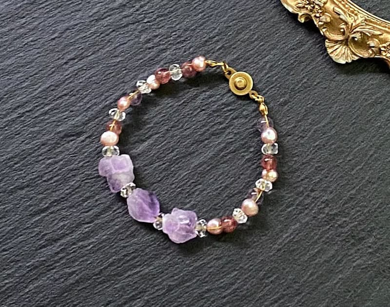 原礦紫晶骨幹 紫幽靈 草莓晶 淡水珍珠 白水晶 黃銅編織感手鍊