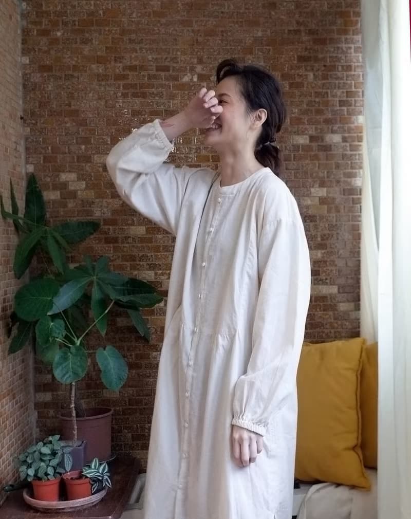 小立領前後襟剪接長.寬版棉麻襯衫洋裝--米白