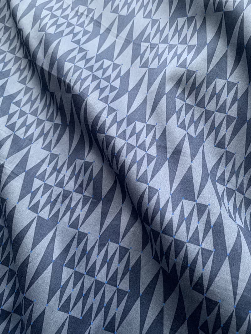 手工縫製三角圍巾圍脖頸巾 銀灰和風波浪圖案 更多圖案